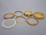 Sete pulseiras em resina branca. Diversos modelos.