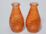 Par de vasinhos em vidro translúcido prensado na cor salmão com decoração escamas. Alt. 14cm.