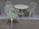 Mesa e 3 cadeiras para jardim em metal patinado de branco, almofadas em tecido plástico. No estado. Mesa Alt. 70 x diam. 78cm.
