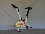 Bicicleta ergométrica com marcador cardíaco e assento regulável, fabricante Savoy Cycle. Alt. 106cm. No estado.