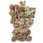 Raríssima escultura em pedra dura vazada, ricamente elaborada representando cães de fó. China, Qing, Séc. XIX. 63 x 40 x 20 cm.Solicite o certificado de autenticidade da galeria Ricardo Von Brusky.