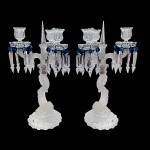 Par de raros candelabros em cristal Baccarat com pedras azuis para 3 velas. França, Séc. XIX / XX. 49 cm de altura.