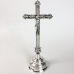 Crucifixo e Cristo em prata de lei, batida, repuxada e cinzelada. Contraste 10 dinheiros. Brasil, Séc. XIX. 500 gr. 38 cm de altura.