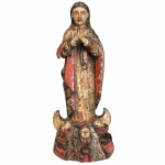 Escultura em madeira policromada representando Nossa Senhora da Conceição. Peanha composta por três cabeças de anjos. Brasil, final do Séc. XVII. 23,5 cm de altura.