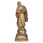 Escultura em madeira policromada representando Nossa Senhora da Conceição. Brasil ou Portugal, Séc. XVII/XVIII. 30 cm de altura.