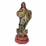 Escultura em madeira policromada representando Nossa Senhora da Conceição. Apresenta base posterior. Portugal, Séc. XVIII. 30 cm de altura.