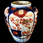 Pequeno vaso em porcelana policromada Imari. Japão, cerca de 1870. 9,5 cm. (Devido a fragilidade desse lote, seu envio só será realizado através de transportadora especializada).