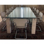 Mesa de jantar com pés em mármore, apoios em metal cromado e tampo em vidro. 300 x 120 x 73 cm. Autoria Isay Weinfeld e Aurélio Martinez Flores. (Não acompanha as cadeiras).