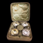 Dois recipientes para sal e dois para pimenta executados em prata de lei, com suas colherinhas em caixa original. França. Séc. XIX/XX.
