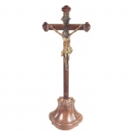 Mestre Oliveira (Atribuído). Crucifixo em madeira. Peça de coleção. Brasil, Minas Gerais. Séc. XVIII. 71 cm de altura.