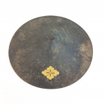 Kasa. Chapéu em laca fosca e corrugada. Peça com marca Kamon Takeda. Japão, Meiji, Séc. XIX. 40 cm de diâmetro. (Faltando amarração na parte inferior)