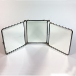 Espelho de cristal bisotado, articulável em três faces. Marca B.G. Paris. Séc. XIX. 28 x 22 cm.