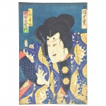Toyohara Kunichika. Abe sada Tsutomu Otani Tomo migi ko-mon. Gravura. Japão. Séc. XIX. Assinado. 33,5 x 22,5 cm.