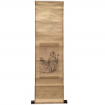 Kakejiku. Pintura representando paisagem. Assinado e com carimbo, acompanha caixa. 92,5 x 26 cm. (25).