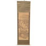 Kakejiku. Pintura representando paisagem. Assinado e com carimbo. 182 x 53,5 cm. (20).