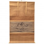 Kakejiku. Pintura representando paisagem. Assinado e com carimbo, acompanha caixa. 129 x 72,5 cm. (08).