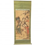 Kakejiku. Pintura representando gueixas. Assinado e com carimbo, acompanha caixa. 218 x 84 cm. (7).