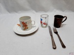Lote diverso, composto de par de talher, xícara de chá, caneca infantil em prata 90 e caneca infantil em vidro.