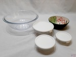 Lote diverso, composto de bowl em vidro temperado, cumbuca em porcelana Oxford estampada e 3 bowls em vidro com tampa em plástico. Medindo o bowl em vidro temperado 26,5cm de diâmetro x 10cm de altura.