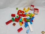 Lote com diversos brinquedos de montar, tipo Lego.