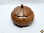 Potiche na forma de moranga em cerâmica crua. Medindo 16,5cm de diâmetro x 13,5cm de altura.