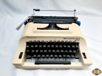 Antiga maquina de escrever Sperry Rand Remington 20. Necessita de limpeza, com a tampa partida nada que danifique a peça