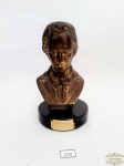 Escultura em Metal Dourado Representando Chopin base em madeira . Medida 15 cm altura