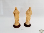 2 Imagens Santos em Resina  marfinite  cor  creme    representando Nossa Sra e Jesus, base em madeira   Medidas 22,5 cm altura