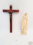 Lote 2 Peças Arte Sacra sendo imagem  Nossa Senhora Resina e 1 Cruz em Madeira com crucifixo. Medidas Nossa senhora  23,5 cm altura e Cruz 30 cm x 17,5 cm.
