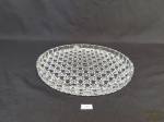 Prato de bolo bordas recortadas em cristal grosso.Medida: 27 cm diametro