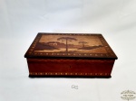 Caixa porta joia com divisorias em madeira machetada .Medida:28,5 cm x 18 cm x 9 cm altura