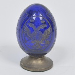 Antiga pinha em cristal overlay da Bohêmia em double azul e branco. Ricamente lapidada com figura de aves. Base em metal dourado torneado. Medidas: Diametro 7cm Altura: 11cm