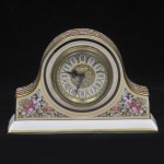 WEDGWOOD - Relógio de mesa de manufatura inglesa em porcelana com decalque multicolorido floral e frisos dourados, fabricado em 1992. Funcionando. Medida: 15, cm x 11 cm de altura;