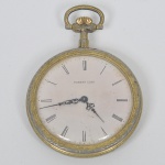 ROBERT CART - Relógio de bolso suíço em metal dourado, verso em porcelana com decoração policromada de paisagem; Medida: 6 cm x 4 cm