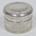 Poseira em cristal francês  baccarat, decoração dita "tijolinho"  com tampa em prata de lei teor 800. Medida: 8 cm x 6 cm