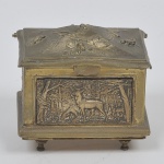 Caixa em metal dourado com cena de animais em relevo