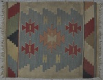 Tapete Kilim com figuras geométricas multicolorido. Necessita limpeza. Medida: 115 cm x 90 cm