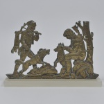 Antiga Escultura em bronze representando cena de caça com base em mármore. Medida: 34 cm x 24 cm de altura