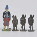 BRINQUEDO ANTIGO - Lote composto de soldadinho de chumbo colorido medindo 6 cm x 2 cm e três representando dois romanos e um suíço medindo 4 cm de altura.