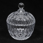 Elegante bomboniere em cristal translúcido em perfeito estado. Medida: 19 cm x 14 cm
