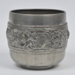 Elegante cachepot em metal espessurado à prata decorado em sua borda por rosas em relevo. Banho em perfeito estado. Medida:22 cm x 21 cm