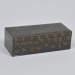 Belíssima  caixa de charão oriental decorada por decalque de flores . Peça de coleção. Medida: 24 cm x 8 cm de altura x 10 cm de largura