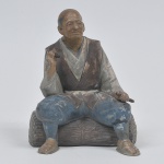 "WASHABLE" - HAKATA URASAKI  DOLLS- JAPÃO - Grupo escultórico em terracota japonesa, ricamente policromado, representando figura oriental masculina.  Medida: 22 cm x 16 cm x 12 cm