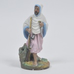 Excepcional figura em porcelana europeia representando "Caçador" ricamente policromada e pintada à mão. Medida: 23 cm x 10 cm