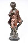 C. BONIFANID - Extraordinária escultura em bronze maciço patinada de excelente fundição, assinada, representando menino/criança lendo livro apoiado sobre tronco. Retirada à combinar. Medida: 61 cm de altura x 20 cm x de base.