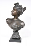Escultura em bronze representando a deusa grega Circe, deusa da magia e das poções. Releitura do busto original de Emmanuel Villanis. Assinada. Medida: 58 cm x 30 cm x 18 cm