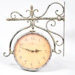 Relógio de parede em alumínio de manufatura Clock Company decorativo, quartz. m bom estado de conservação. Pintura simula estar desgastado. Medida: 39 cm x 39 cm;