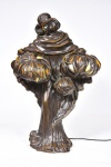 Linda luminária em petir bronze estilo ART NOUVEAU funcionando representando figura feminina. Funcionando. Medida: 46 cm x 31 cm