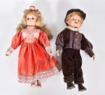 Casal de bonecos em biscuit com olhos de vidro, com vestimentas em veludo originais. Medida: 36 cm e 38 cm respectivamente.