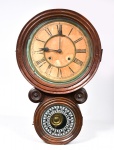 Waterbury Clock Company - Relógio de parede dito oito semi carilhão em madeira nobre. Possui selo em seu verso. Não testado. Fabricado nos EUA. Acompanha pêndulo. Marcas do tempo. Medida:  56 cm x 35 cm